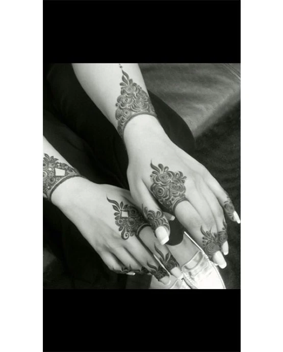 Classic Petal And Peacock Featuring Finger Mehndi Design Classic Petal And Peacock Featuring Finger Mehndi Design